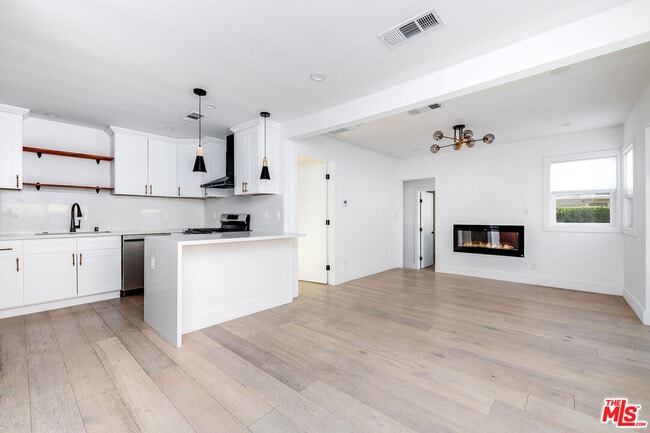 1593 Yosemite Dr in Los Angeles, CA - Building Photo - Building Photo