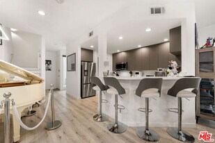 8601 W Knl Dr in West Hollywood, CA - Building Photo