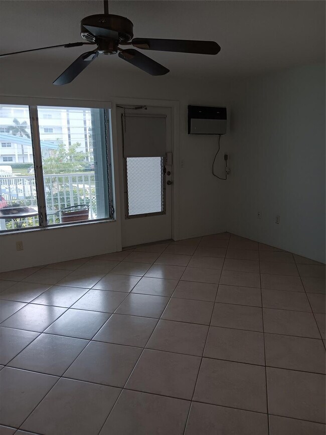 1110 N Riverside Dr in Pompano Beach, FL - Building Photo - Building Photo