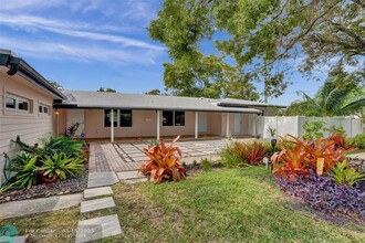 2016 NE 14th Ct in Fort Lauderdale, FL - Foto de edificio - Building Photo