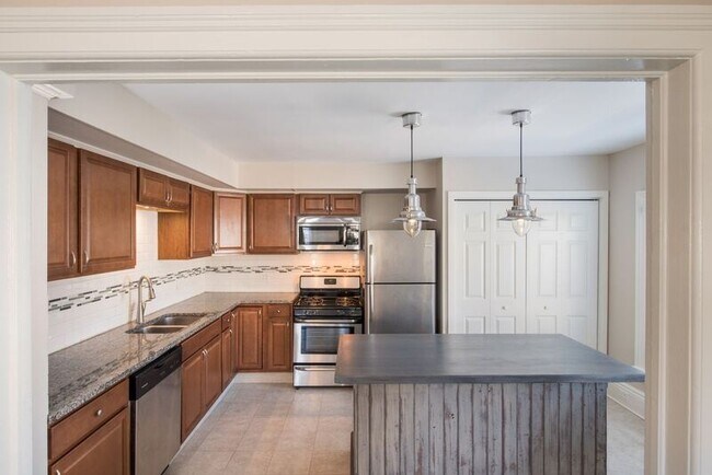 130 Van Dam St in Saratoga Springs, NY - Foto de edificio - Building Photo