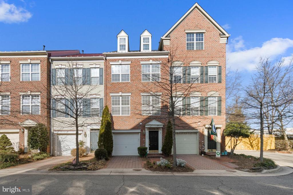 351 Livermore Ln in Alexandria, VA - Building Photo