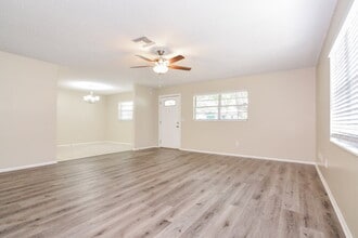 2451 Glenview Dr in Land O Lakes, FL - Foto de edificio - Building Photo