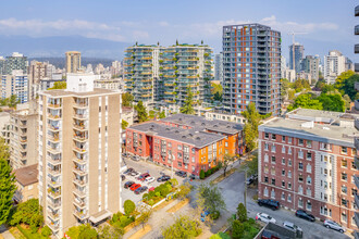 Blenheim Court in Vancouver, BC - Building Photo - Building Photo