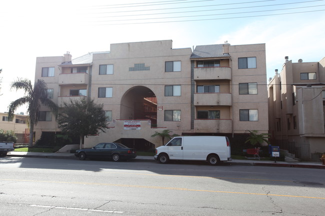 CDE Plaza Apartments in Canoga Park, CA - Building Photo - Building Photo