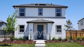 17832 Reunion St in Lathrop, CA - Building Photo