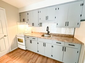 35 Dobbin St in Rothesay, NB - Building Photo