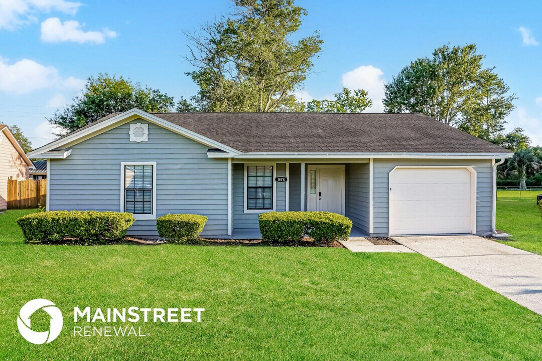 1878 Shannon Lake Dr in Middleburg, FL - Foto de edificio