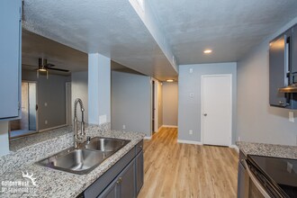 201 Mission Laguna Ln in Las Vegas, NV - Building Photo - Building Photo