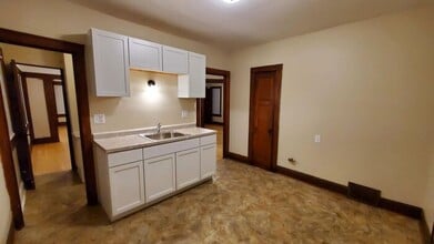 2562 N 37th St in Milwaukee, WI - Building Photo - Building Photo