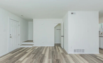 Room in Townhome on Greenbriar Rd in Greensboro, NC - Building Photo - Building Photo