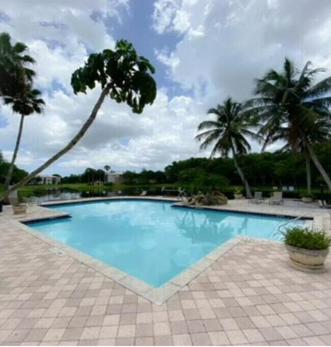 property at 600 Crestwood Ct N