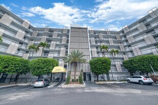 20400 W Country Club Dr, Unit 610 in Aventura, FL - Building Photo