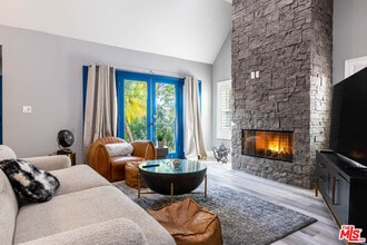 1112 S Highland Ave in Los Angeles, CA - Building Photo - Building Photo