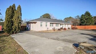 1203 Governors Dr SE in Huntsville, AL - Building Photo