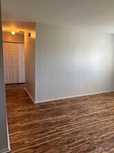 9329 La Grange Rd, Unit 1 in Louisville, KY - Foto de edificio - Building Photo