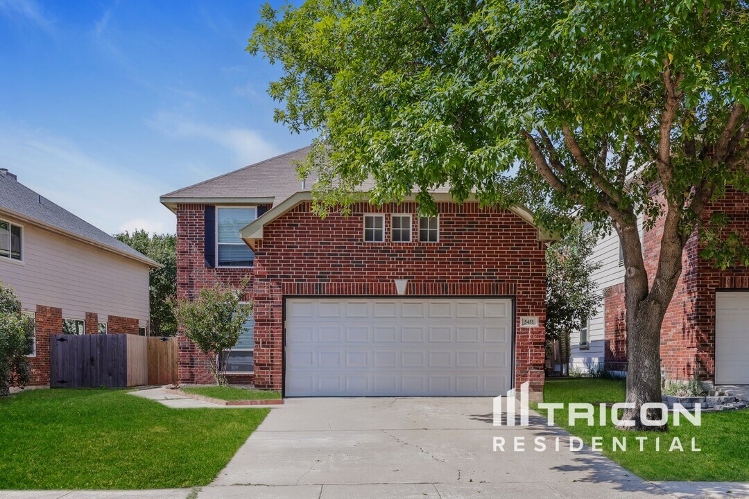 5451 Pecan Creek Cir in Fort Worth, TX - Building Photo
