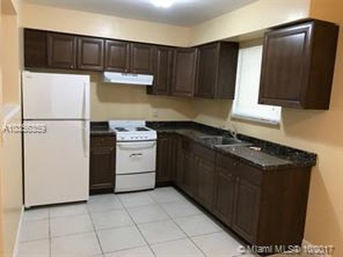 1850 N 27th Ave in Hollywood, FL - Foto de edificio