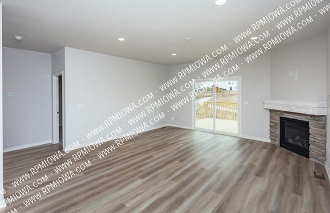 755 Linden St in Carlisle, IA - Building Photo - Building Photo