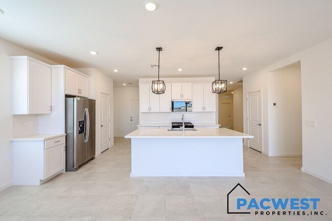 17634 W Port Royale Ln in Surprise, AZ - Building Photo - Building Photo