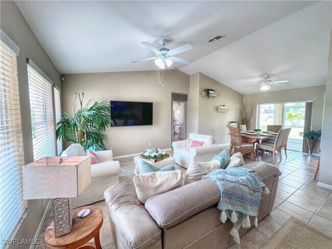 137 SE 17th Terrace in Cape Coral, FL - Foto de edificio - Building Photo