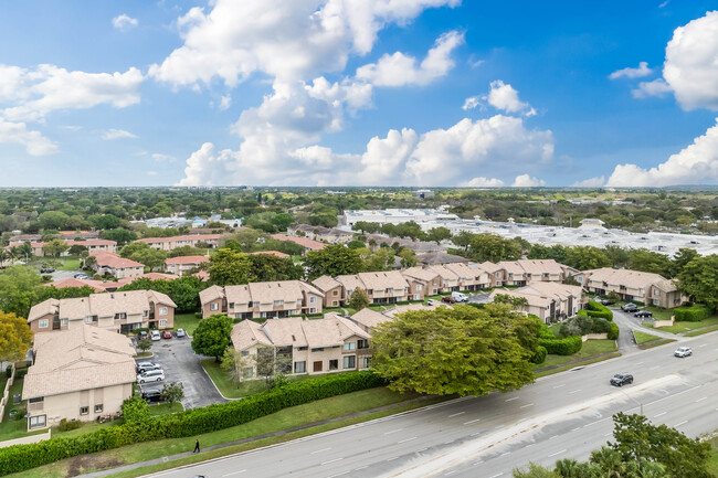 Lakewood Village Condos in Coral Springs, FL - Building Photo - Building Photo