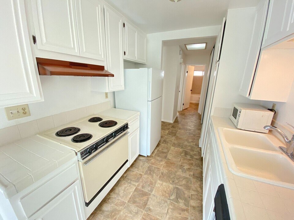2390 Grand Ave in San Diego, CA - Building Photo