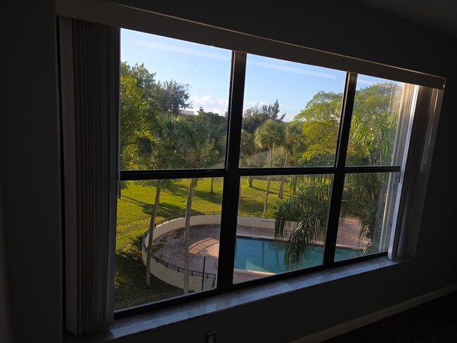 2312 S Cypress Bend Dr in Pompano Beach, FL - Foto de edificio - Building Photo