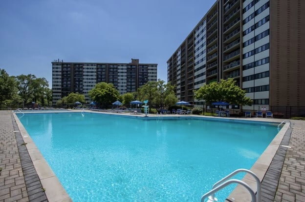 Rahway Plaza Apartments in Rahway, NJ - Building Photo