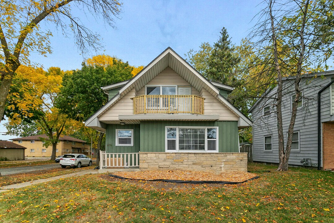 9332 W Silver Spring Dr in Milwaukee, WI - Building Photo