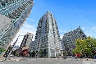 653 N Kingsbury St in Chicago, IL - Building Photo
