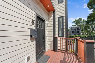 8 Burton Ave in Boston, MA - Foto de edificio - Building Photo