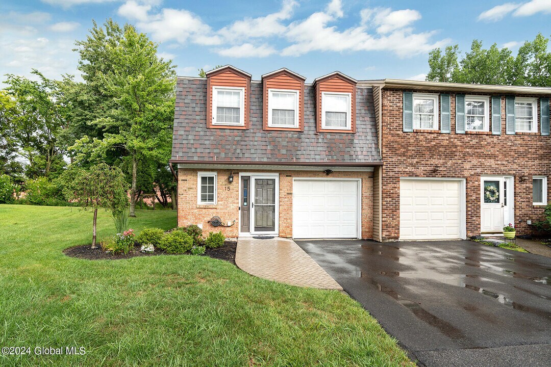 15 Stirrup Dr in East Greenbush, NY - Building Photo