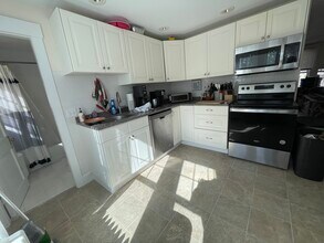 122 W Central St, Unit Apt2 in Natick, MA - Foto de edificio - Building Photo