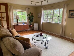 5458 1/2 Village Grn in Los Angeles, CA - Foto de edificio - Building Photo