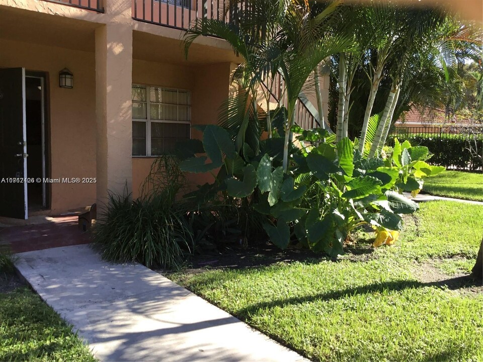 10440 NW 8th St in Pembroke Pines, FL - Building Photo