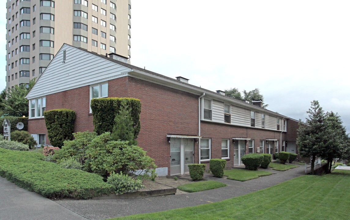 Gray Apartments in Tacoma, WA - Building Photo