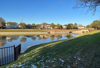 5322 Cinnamon Lake Dr in Baytown, TX - Foto de edificio - Building Photo