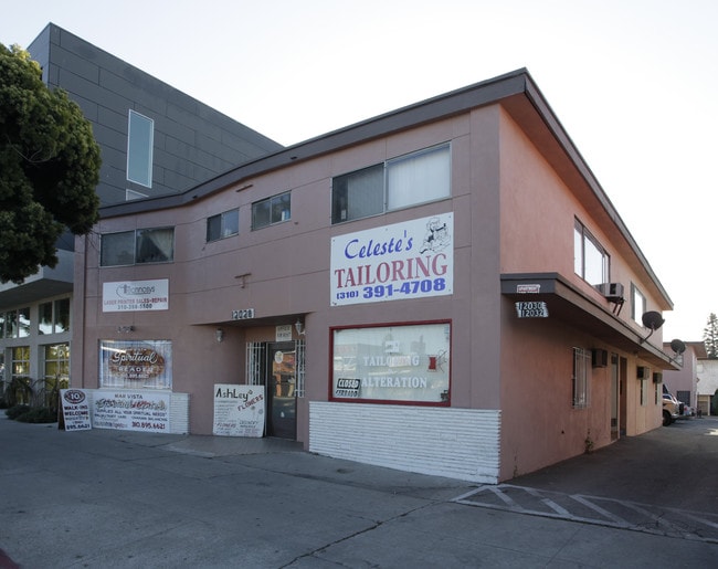 12028-12032 Venice Blvd in Los Angeles, CA - Foto de edificio - Building Photo