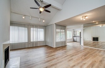 12400 Overbrook Ln, Unit 36D in Houston, TX - Building Photo - Building Photo