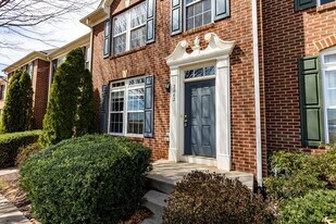 2042 Lockwood Dr in Charlottesville, VA - Building Photo