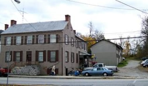 211 Main St in York Springs, PA - Foto de edificio