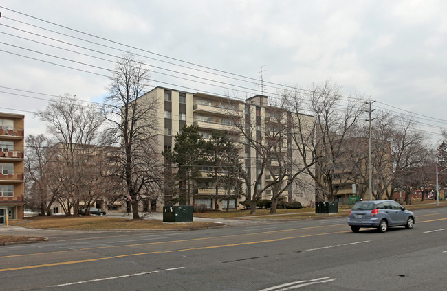 Overbank Towers in Toronto, ON - Building Photo - Building Photo