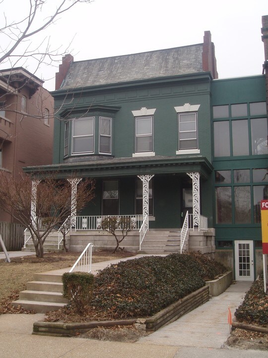4374 W Pine Blvd in St. Louis, MO - Building Photo