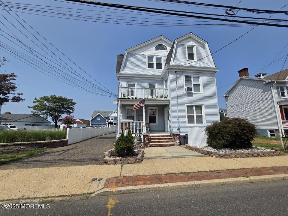 123 1st St in Keyport, NJ - Building Photo