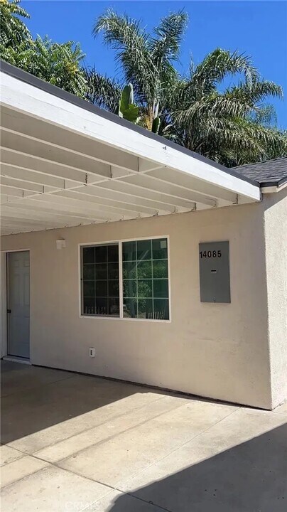 14087 Beaver St in Sylmar, CA - Foto de edificio