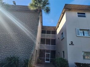 2451 SW 82nd Ave in Davie, FL - Foto de edificio - Building Photo