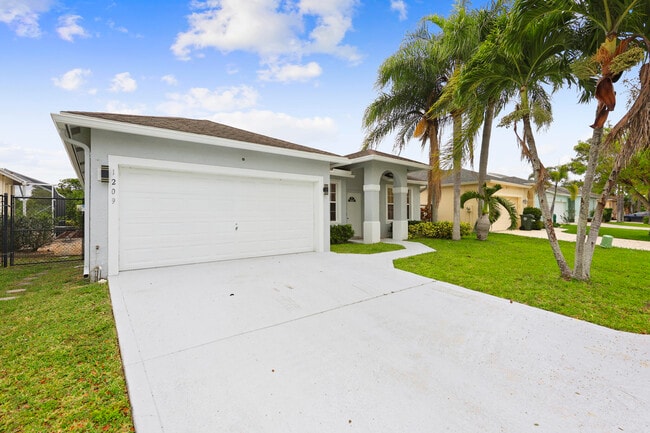 1209 Olympic Cir in Greenacres, FL - Building Photo - Building Photo