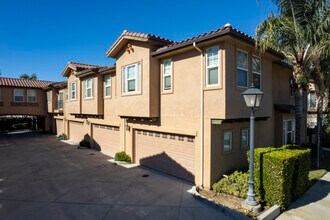 Parkside Villas in Simi Valley, CA - Foto de edificio - Building Photo