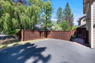 1313 NW Fort Clatsop St, Unit #2 in Bend, OR - Foto de edificio - Building Photo
